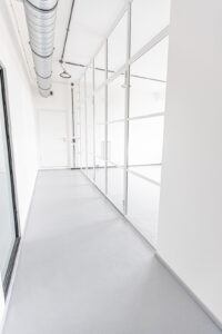 Glastrennwand, RAL 9010 Reinweiss pulverbeschichtet, mit Schallschutz-Glas und Doppel-Tür, feststehenden Seitenteilen und Oberlicht, wunderschöne Lofttür, Stahl Loft Tür, ideal als Raumtrenner