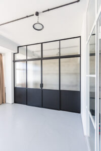 Stahl Meister Doppel-Schiebetür mit feststehenden Seitenteilen und Oberlicht, Glastrennwand, Raumtrenner, umlaufende Bürstendichtung, Stahltür, Glastür, Stahl Loft Tür, Ral 9005 Tiefschwarz pulverbeschichtet, Glas Master-Ligne Saint Gobain