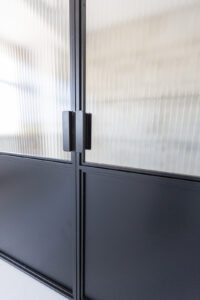 Stahl Meister Doppel-Schiebetür mit feststehenden Seitenteilen und Oberlicht, Glastrennwand, Raumtrenner, umlaufende Bürstendichtung, Stahltür, Glastür, Stahl Loft Tür, Ral 9005 Tiefschwarz pulverbeschichtet, Glas Master-Ligne Saint Gobain