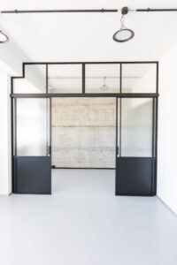 Stahl Meister Doppel-Schiebetür mit feststehenden Seitenteilen und Oberlicht, Glastrennwand, Raumtrenner, umlaufende Bürstendichtung, Stahltür, Glastür, Stahl Loft Tür, Ral 9005 Tiefschwarz pulverbeschichtet, Glas Master-Ligne Saint Gobain