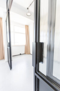 Stahl Meister Doppel-Schiebetür mit feststehenden Seitenteilen und Oberlicht, Glastrennwand, Raumtrenner, umlaufende Bürstendichtung, Stahltür, Glastür, Stahl Loft Tür, Ral 9005 Tiefschwarz pulverbeschichtet, Glas Master-Ligne Saint Gobain