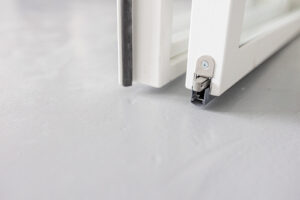 absenkbare Bodendichtung, Schallschutz, Drehtür Beschlag, Glastrennwand, RAL 9010 Reinweiss pulverbeschichtet, mit Schallschutz-Glas und Doppel-Tür, feststehenden Seitenteilen und Oberlicht, wunderschöne Lofttür, Stahl Loft Tür, ideal als Raumtrenner