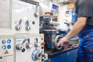 Stahl-Meister Werkhalle Industriefabrik Schneider Werkstatt Arbeit Manufaktur Handarbeit Fräse, Detailarbeit