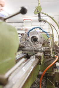 Stahl-Meister Werkhalle Industriefabrik Schneider Werkstatt Arbeit Manufaktur Handarbeit Fräse, Maschine