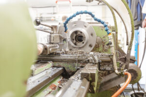 Stahl-Meister Werkhalle Industriefabrik Schneider Werkstatt Arbeit Manufaktur Handarbeit Fräse, Maschine