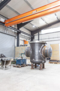 Stahl-Meister Werkhalle Industriefabrik Schneider Werkstatt Arbeit Manufaktur Handarbeit Flansche, Rohre, Edelstahl, Filteranlage