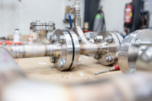 Stahl-Meister Werkhalle Industriefabrik Schneider Werkstatt Arbeit Manufaktur Handarbeit Flansche, Rohre, Edelstahl, Rohrleitungsbau