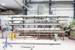 Stahl-Meister Werkhalle Industriefabrik Schneider Werkstatt Arbeit Manufaktur Handarbeit Rohre aus Edelstahl, Fittinge, Siebe