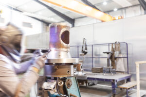 Stahl-Meister Werkhalle Industriefabrik Schneider Werkstatt Arbeit Manufaktur Handarbeit Schlosser beim Schweißen einer Filteranlage