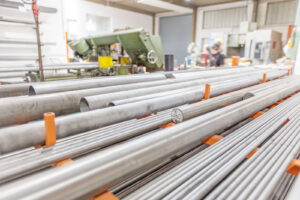 Stahl-Meister Werkhalle Industriefabrik Schneider Werkstatt Arbeit Manufaktur Handarbeit Material Stahlrohre Edelstahl