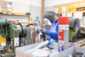 Stahl-Meister Werkhalle Industriefabrik Schneider Werkstatt Arbeit Manufaktur Handarbeit Schlosser beim Schweißen