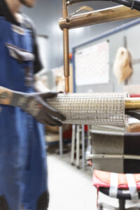 Stahl-Meister Werkhalle Industriefabrik Schneider Werkstatt Arbeit Manufaktur Handarbeit Schweißen Gitter