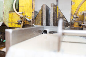 Stahl-Meister Werkhalle Industriefabrik Schneider Werkstatt Arbeit Manufaktur Handarbeit Sägen