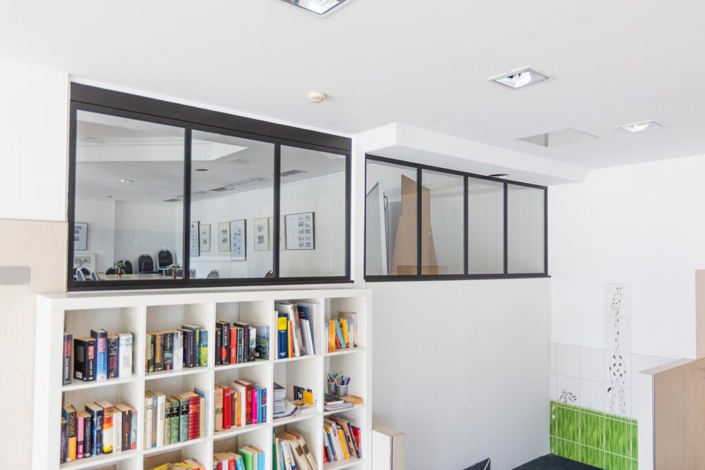 Stahl Loft Tür, Glastrennwand Bauhaus Design, Doppeltür, Drehtür, Lofttür, Schwarz, Schallschutz, Wärmedämmung, Restaurant, RAL 9005 Tiefschwarz, VSG-Glas, Türschloss, Türdrücker