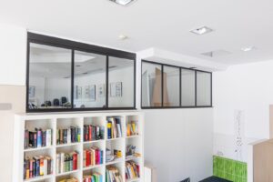 Stahl Loft Tür, Glastrennwand Bauhaus Design, Doppeltür, Drehtür, Lofttür, Schwarz, Schallschutz, Wärmedämmung, Restaurant, RAL 9005 Tiefschwarz, VSG-Glas, Türschloss, Türdrücker