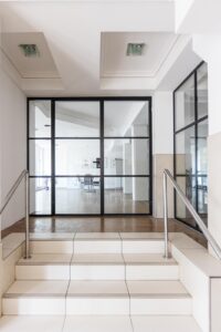 Stahl Loft Tür, Glastrennwand Bauhaus Design, Doppeltür, Drehtür, Lofttür, Schwarz, Schallschutz, Wärmedämmung, Restaurant, RAL 9005 Tiefschwarz, VSG-Glas, Türschloss, Türdrücker
