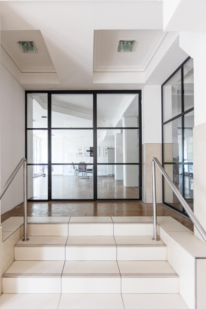 Stahl Loft Tür, Glastrennwand Bauhaus Design, Doppeltür, Drehtür, Lofttür, Schwarz, Schallschutz, Wärmedämmung, Restaurant, RAL 9005 Tiefschwarz, VSG-Glas, Türschloss, Türdrücker