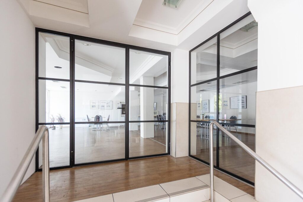 Stahl Loft Tür, Glastrennwand Bauhaus Design, Doppeltür, Drehtür, Lofttür, Schwarz, Schallschutz, Wärmedämmung, Restaurant, RAL 9005 Tiefschwarz, VSG-Glas, Türschloss, Türdrücker