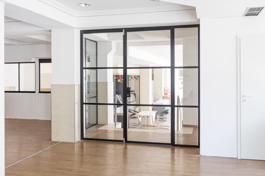 Stahl Loft Tür, Glastrennwand Bauhaus Design, Doppeltür, Drehtür, Lofttür, Schwarz, Schallschutz, Wärmedämmung, Restaurant, RAL 9005 Tiefschwarz, VSG-Glas