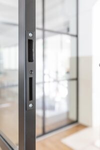 Stahl Loft Tür, Glastrennwand Bauhaus Design, Doppeltür, Drehtür, Lofttür, Schwarz, Schallschutz, Wärmedämmung, Restaurant, RAL 9005 Tiefschwarz, VSG-Glas