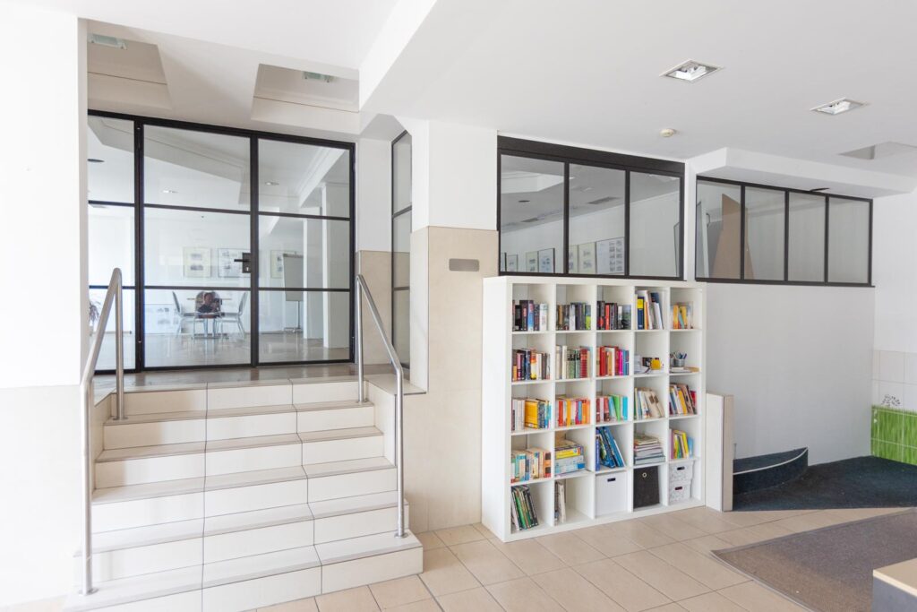 Stahl Loft Tür, Glastrennwand Bauhaus Design, Doppeltür, Drehtür, Lofttür, Schwarz, Schallschutz, Wärmedämmung, Restaurant, RAL 9005 Tiefschwarz, VSG-Glas