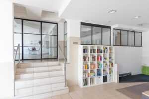 Stahl Loft Tür, Glastrennwand Bauhaus Design, Doppeltür, Drehtür, Lofttür, Schwarz, Schallschutz, Wärmedämmung, Restaurant, RAL 9005 Tiefschwarz, VSG-Glas
