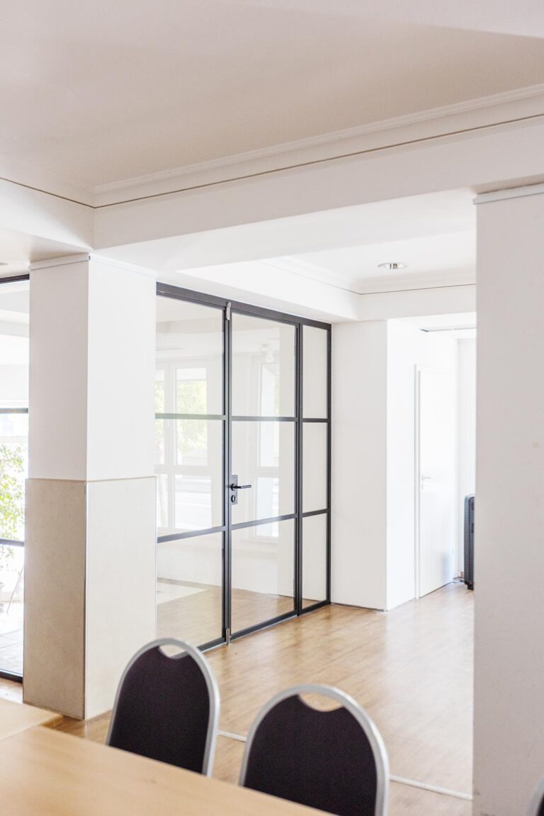 Stahl Loft Tür, Glastrennwand Bauhaus Design, Doppeltür, Drehtür, Lofttür, Schwarz, Schallschutz, Wärmedämmung, Restaurant, RAL 9005 Tiefschwarz, VSG-Glas