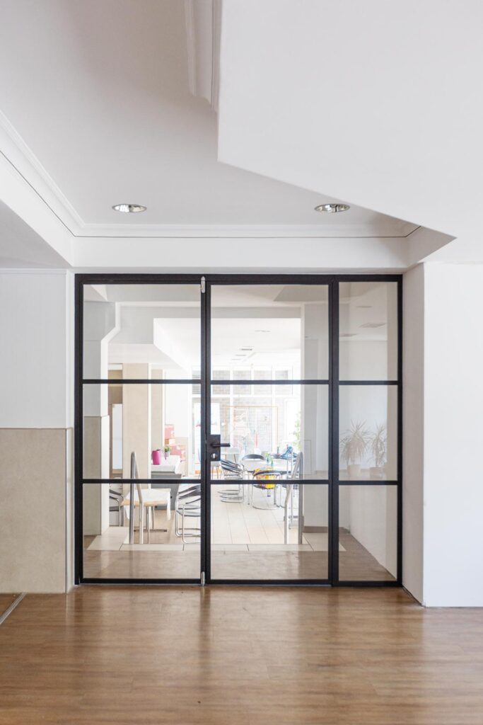 Stahl Loft Tür, Glastrennwand Bauhaus Design, Doppeltür, Drehtür, Lofttür, Schwarz, Schallschutz, Wärmedämmung, Restaurant, RAL 9005 Tiefschwarz, VSG-Glas