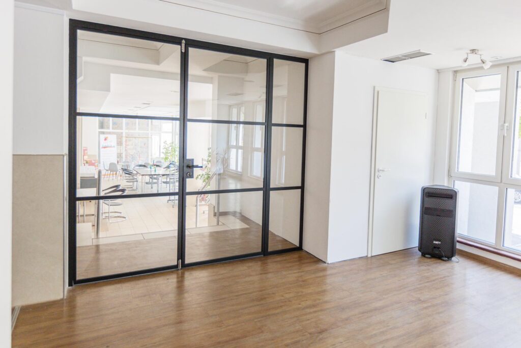 Stahl Loft Tür, Glastrennwand Bauhaus Design, Doppeltür, Drehtür, Lofttür, Schwarz, Schallschutz, Wärmedämmung, Restaurant, RAL 9005 Tiefschwarz, VSG-Glas