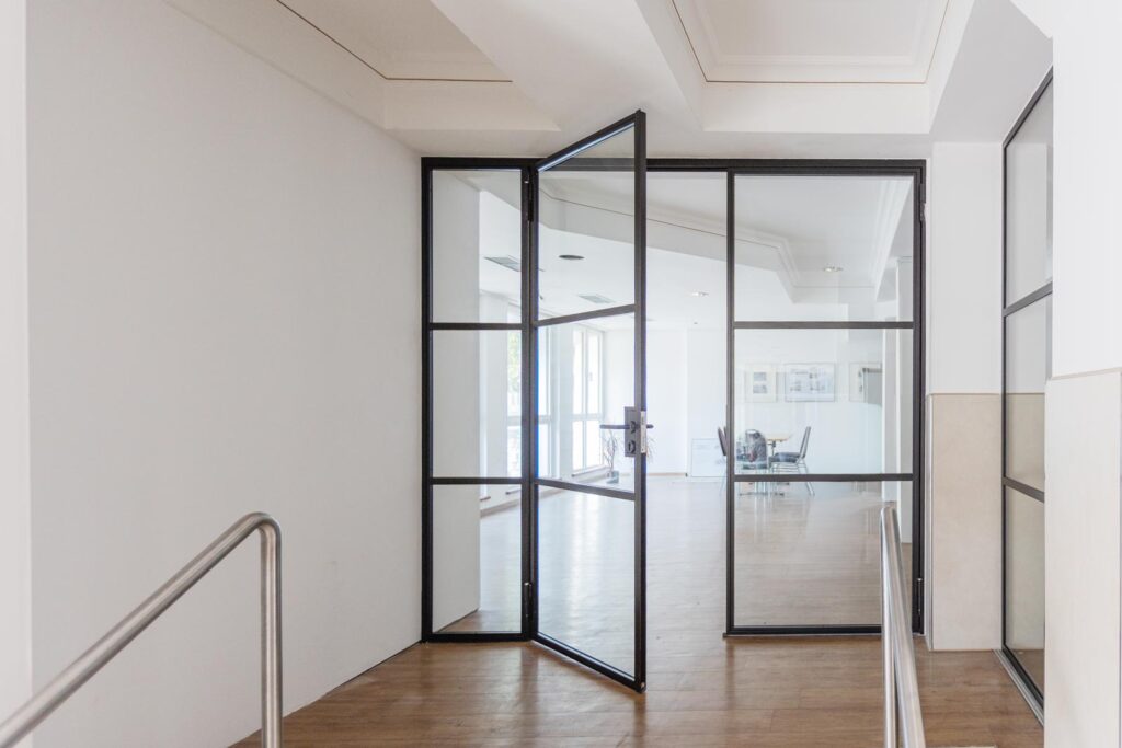 Stahl Loft Tür, Glastrennwand Bauhaus Design, Doppeltür, Drehtür, Lofttür, Schwarz, Schallschutz, Wärmedämmung, Restaurant, RAL 9005 Tiefschwarz, VSG-Glas