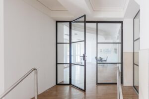 Stahl Loft Tür, Glastrennwand Bauhaus Design, Doppeltür, Drehtür, Lofttür, Schwarz, Schallschutz, Wärmedämmung, Restaurant, RAL 9005 Tiefschwarz, VSG-Glas