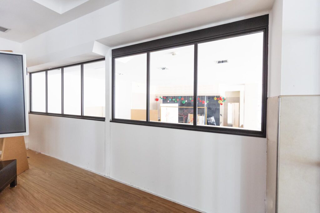 Stahl Loft Tür, Glastrennwand Bauhaus Design, Doppeltür, Drehtür, Lofttür, Schwarz, Schallschutz, Wärmedämmung, Restaurant, RAL 9005 Tiefschwarz, VSG-Glas