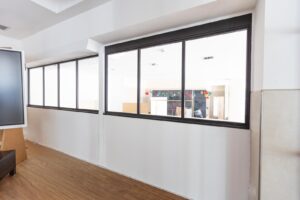 Stahl Loft Tür, Glastrennwand Bauhaus Design, Doppeltür, Drehtür, Lofttür, Schwarz, Schallschutz, Wärmedämmung, Restaurant, RAL 9005 Tiefschwarz, VSG-Glas