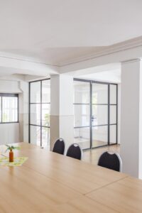 Stahl Loft Tür, Glastrennwand Bauhaus Design, Doppeltür, Drehtür, Lofttür, Schwarz, Schallschutz, Wärmedämmung, Restaurant, RAL 9005 Tiefschwarz, VSG-Glas