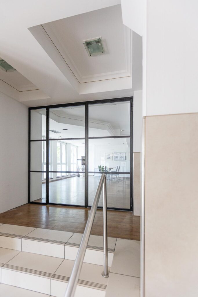 Stahl Loft Tür, Glastrennwand Bauhaus Design, Doppeltür, Drehtür, Lofttür, Schwarz, Schallschutz, Wärmedämmung, Restaurant, RAL 9005 Tiefschwarz, VSG-Glas