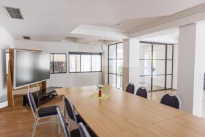 Stahl Loft Tür, Glastrennwand Bauhaus Design, Doppeltür, Drehtür, Lofttür, Schwarz, Schallschutz, Wärmedämmung, Restaurant, RAL 9005 Tiefschwarz, VSG-Glas