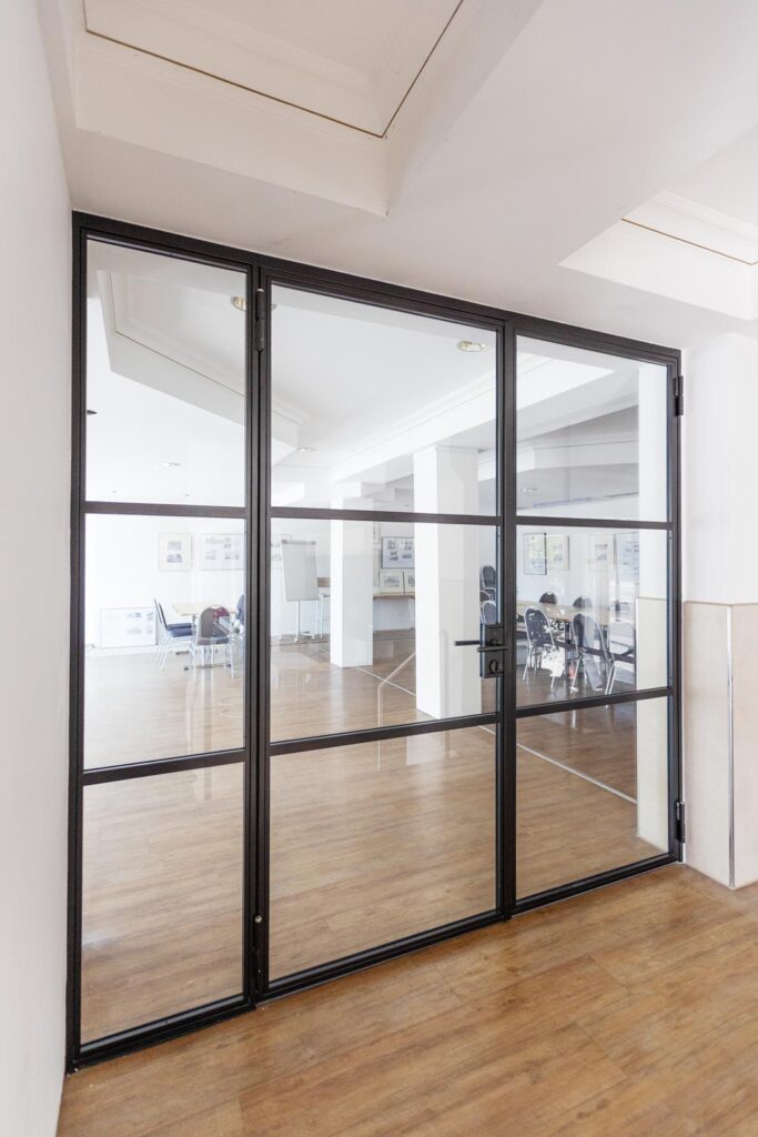 Stahl Loft Tür, Glastrennwand Bauhaus Design, Doppeltür, Drehtür, Lofttür, Schwarz, Schallschutz, Wärmedämmung, Restaurant, RAL 9005 Tiefschwarz, VSG-Glas