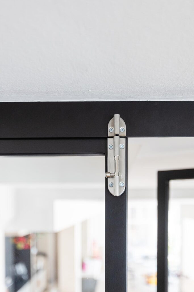 Stahl Loft Tür, Glastrennwand Bauhaus Design, Doppeltür, Drehtür, Lofttür, Schwarz, Schallschutz, Wärmedämmung, Restaurant, RAL 9005 Tiefschwarz, VSG-Glas, Feststeller Bedarfsflügel Edelstahl