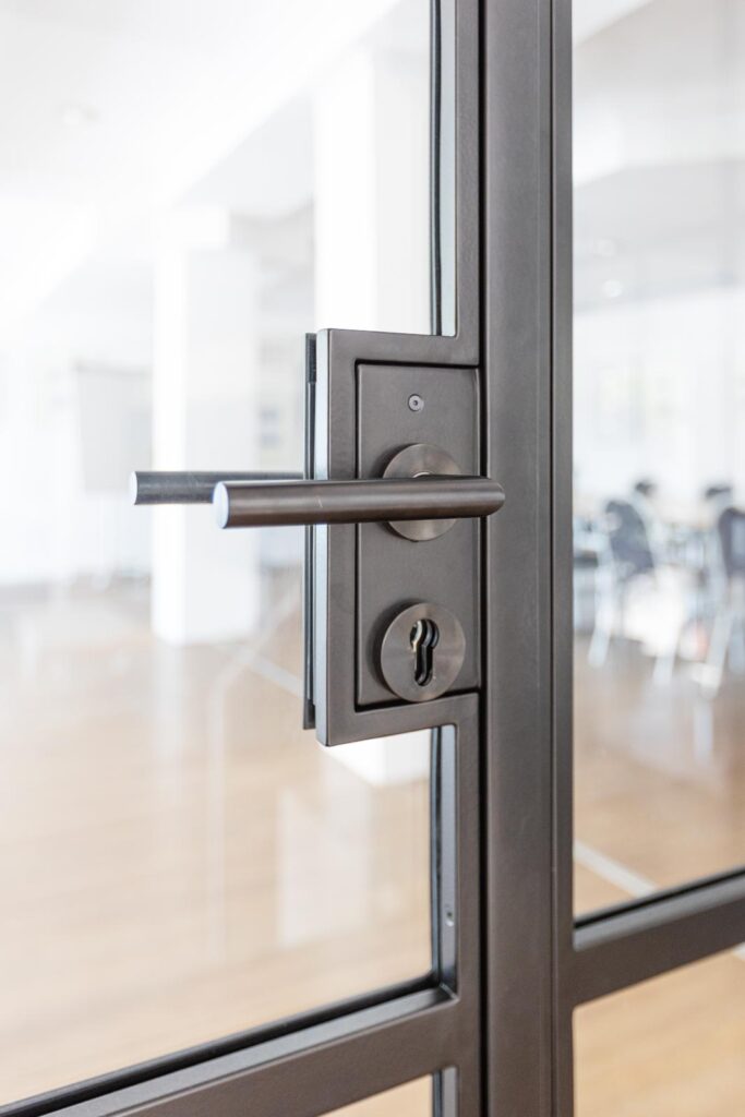 Stahl Loft Tür, Glastrennwand Bauhaus Design, Doppeltür, Drehtür, Lofttür, Schwarz, Schallschutz, Wärmedämmung, Restaurant, RAL 9005 Tiefschwarz, VSG-Glas, Schlosskaten mit Türdrücker