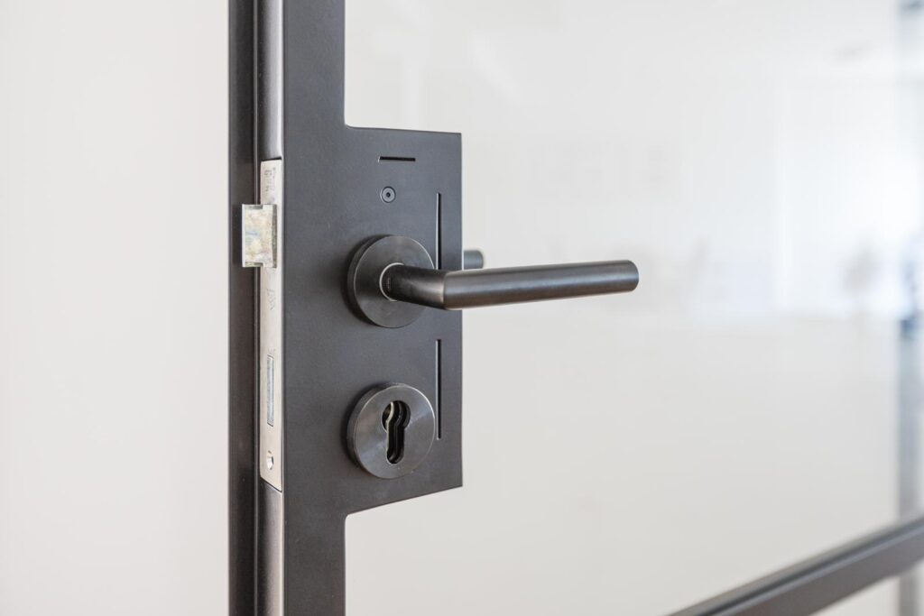 Stahl Loft Tür, Glastrennwand Bauhaus Design, Doppeltür, Drehtür, Lofttür, Schwarz, Schallschutz, Wärmedämmung, Restaurant, RAL 9005 Tiefschwarz, VSG-Glas, Schlosskaten mit Türdrücker