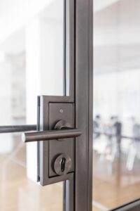 Stahl Loft Tür, Glastrennwand Bauhaus Design, Doppeltür, Drehtür, Lofttür, Schwarz, Schallschutz, Wärmedämmung, Restaurant, RAL 9005 Tiefschwarz, VSG-Glas, Schlosskaten mit Türdrücker