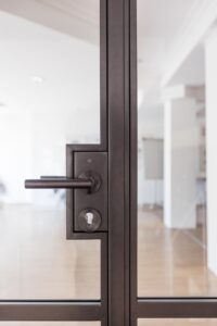 Stahl Loft Tür, Glastrennwand Bauhaus Design, Doppeltür, Drehtür, Lofttür, Schwarz, Schallschutz, Wärmedämmung, Restaurant, RAL 9005 Tiefschwarz, VSG-Glas, Schlosskaten mit Türdrücker