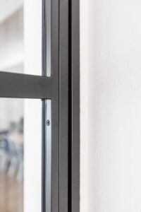 Stahl Loft Tür, Glastrennwand Bauhaus Design, Doppeltür, Drehtür, Lofttür, Schwarz, Schallschutz, Wärmedämmung, Restaurant, RAL 9005 Tiefschwarz, VSG-Glas, Wandanschluss