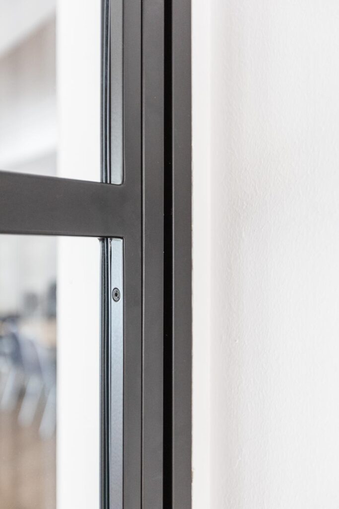 Stahl Loft Tür, Glastrennwand Bauhaus Design, Doppeltür, Drehtür, Lofttür, Schwarz, Schallschutz, Wärmedämmung, Restaurant, RAL 9005 Tiefschwarz, VSG-Glas, Wandanschluss