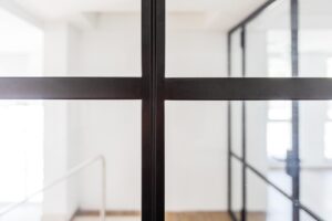 Stahl Loft Tür, Glastrennwand Bauhaus Design, Doppeltür, Drehtür, Lofttür, Schwarz, Schallschutz, Wärmedämmung, Restaurant, RAL 9005 Tiefschwarz, VSG-Glas, Glasaufteilung