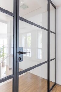 Stahl Loft Tür, Glastrennwand Bauhaus Design, Doppeltür, Drehtür, Lofttür, Schwarz, Schallschutz, Wärmedämmung, Restaurant, RAL 9005 Tiefschwarz, VSG-Glas, Türschloss, Türdrücker