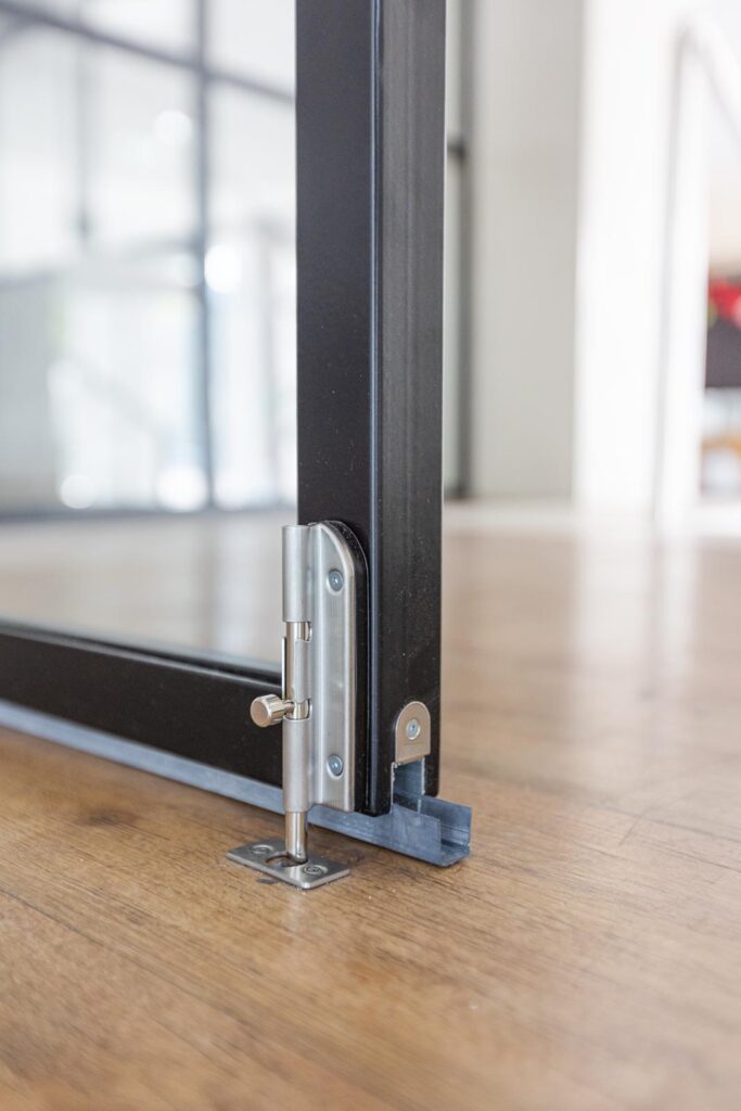 Stahl Loft Tür, Glastrennwand Bauhaus Design, Doppeltür, Drehtür, Lofttür, Schwarz, Schallschutz, Wärmedämmung, Restaurant, RAL 9005 Tiefschwarz, VSG-Glas, absenkbare Bodendichtung