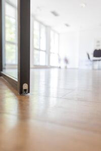 Stahl Loft Tür, Glastrennwand Bauhaus Design, Doppeltür, Drehtür, Lofttür, Schwarz, Schallschutz, Wärmedämmung, Restaurant, RAL 9005 Tiefschwarz, VSG-Glas, absenkbare Bodendichtung