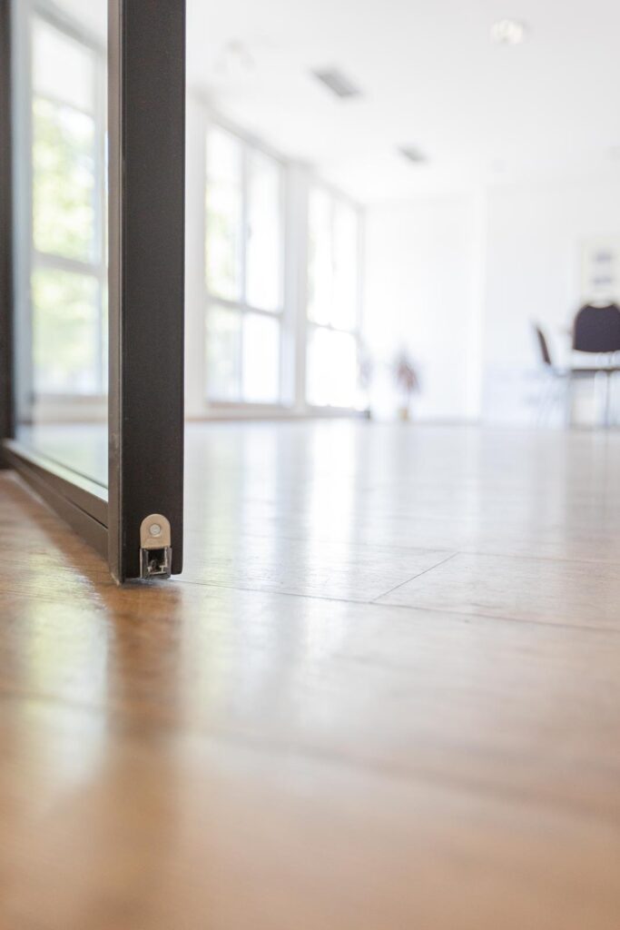 Stahl Loft Tür, Glastrennwand Bauhaus Design, Doppeltür, Drehtür, Lofttür, Schwarz, Schallschutz, Wärmedämmung, Restaurant, RAL 9005 Tiefschwarz, VSG-Glas, absenkbare Bodendichtung