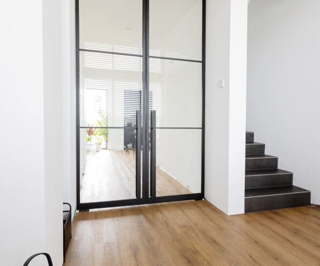 Stahl Lofttür Pivottür Doppel-Schwingtür RAL 9005 Tiefschwarz, Loft Tür, Abtrennung Flur Wohnzimmer und Küche, Pivot-System, Feinsturktur, Raumhoch, Designtür, Stahlrahmen, Interior Design